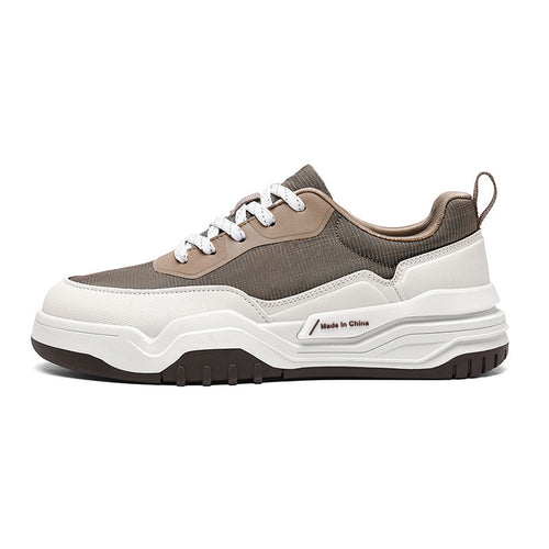 Simple color-blocked platform sneakers for men, breathable mesh upper, soft sole, versatile casual sports shoes.